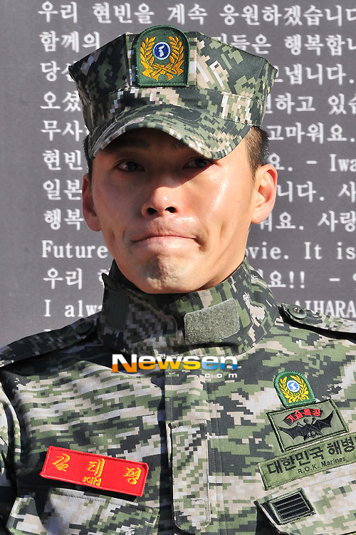 Hyun Bin rơi nước mắt ngày xuất ngũ 10