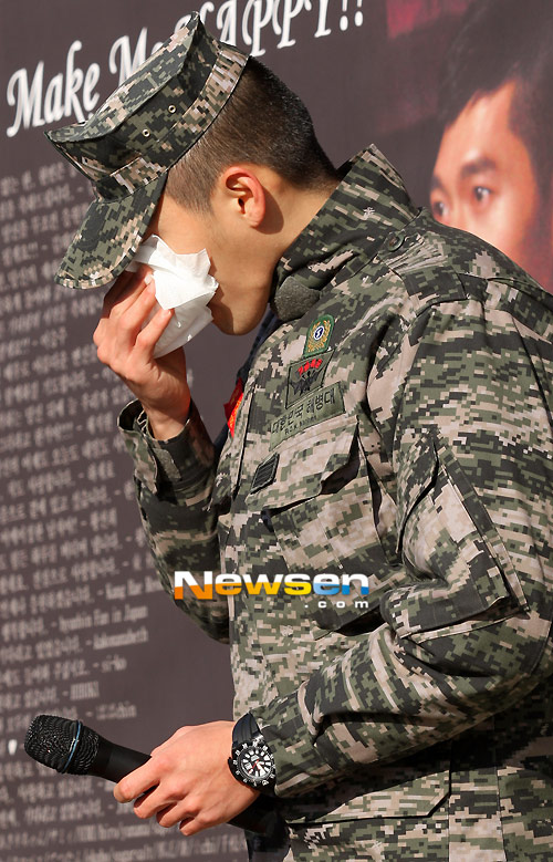 Hyun Bin rơi nước mắt ngày xuất ngũ 8