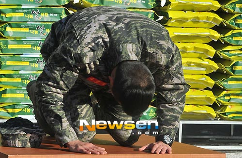 Hyun Bin rơi nước mắt ngày xuất ngũ 5