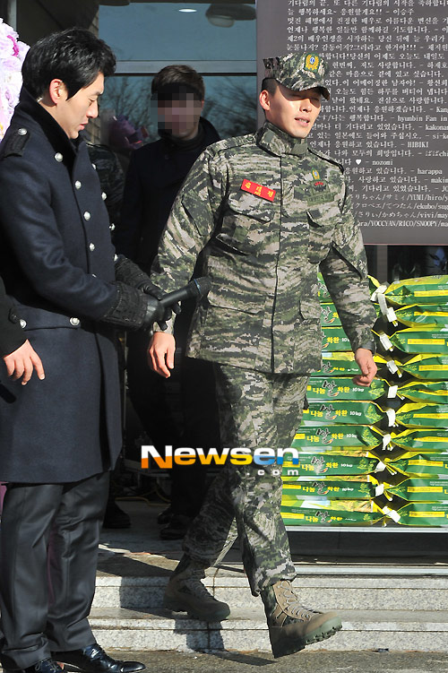 Hyun Bin rơi nước mắt ngày xuất ngũ 1