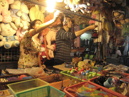 Hà Nội: Hàng Trung Quốc ngập chợ đêm phố cổ 1