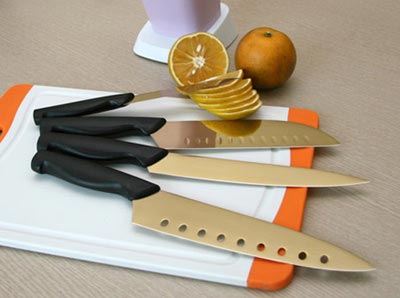 Nguy hi&ecirc;̉m ti&ecirc;̀m &acirc;̉n từ dao kéo trong nhà b&ecirc;́p 1