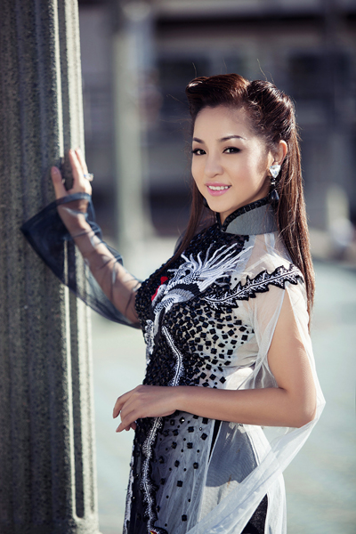 Th&uacute;y Nga xinh lung linh sau 