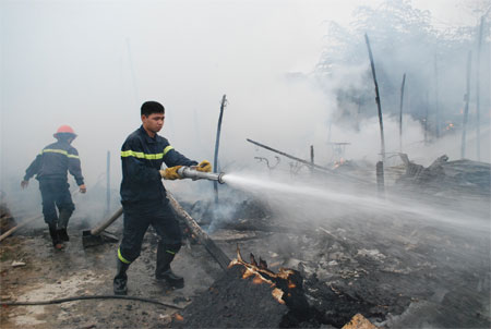 Hà Nội: Cháy lớn thiêu rụi 8 nhà dân 4