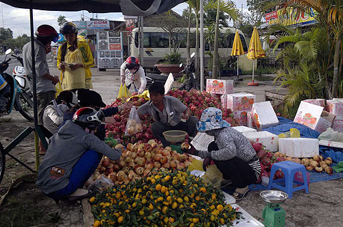 Dịp tết, tr&aacute;i c&acirc;y Trung Quốc lại tr&agrave;n ngập thị trường 2