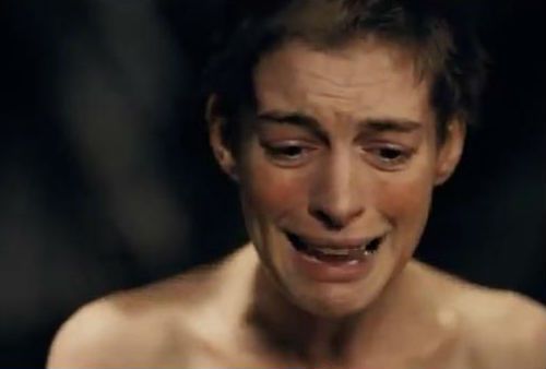 Anne Hathaway òa khóc khi xem phim mình đóng 3