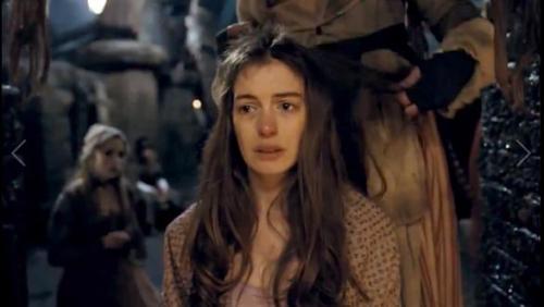 Anne Hathaway òa khóc khi xem phim mình đóng 5