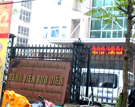 Bác sĩ vừa khám phụ khoa, vừa kéo quần lộ Bác sĩ vừa khám phụ khoa, vừa kéo quần lộ