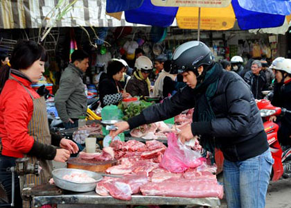 Nghỉ lễ, thực phẩm tăng gi&aacute; mạnh 1