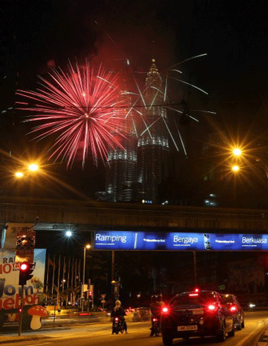 Thế giới đ&oacute;n năm mới 2013 trong ph&aacute;o hoa rực rỡ 60