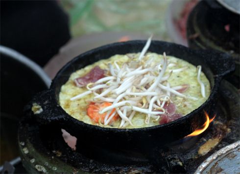 Ăn bánh xèo Quảng Ngãi nóng giòn giữa tiết lạnh Hà Nội 2