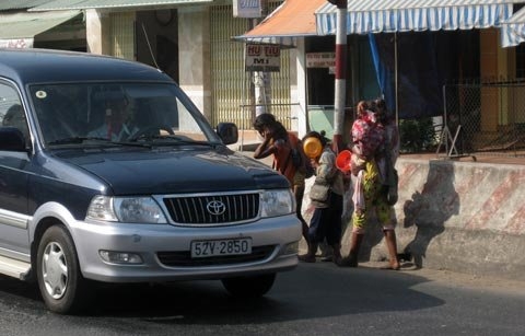 Hãi cảnh trẻ chặn ôtô xin tiền trên quốc lộ 1A 3