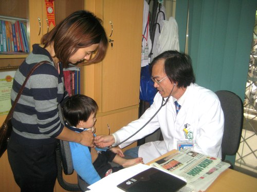Tai họa khi cho trẻ d&ugrave;ng nhầm thuốc người lớn 1