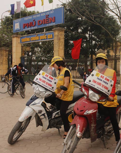 H&agrave; Nội: Xuất hiện nhiều nữ xe &ocirc;m xinh đẹp 4