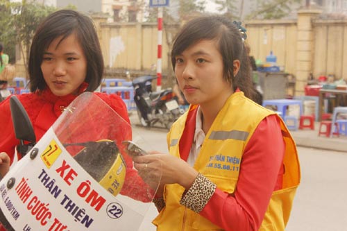 H&agrave; Nội: Xuất hiện nhiều nữ xe &ocirc;m xinh đẹp 3