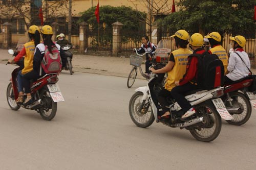 H&agrave; Nội: Xuất hiện nhiều nữ xe &ocirc;m xinh đẹp 5
