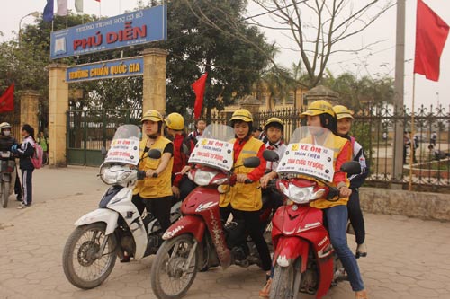 H&agrave; Nội: Xuất hiện nhiều nữ xe &ocirc;m xinh đẹp 1