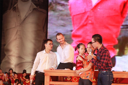 Cô bé không chân, không tay rụt rè trước Nick Vujicic 1