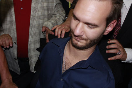 Người hâm mộ vây kín Nick Vujicic ở Nội Bài 2