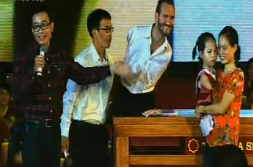 Cô bé không chân, không tay rụt rè trước Nick Vujicic 3