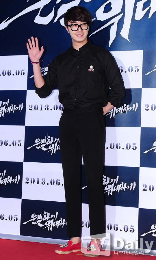 Bae Yong Joon bất ngờ tái xuất với mái tóc 