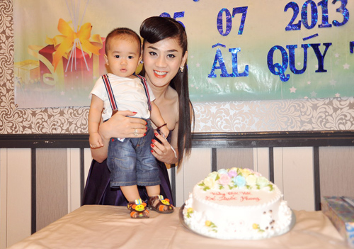 Lâm Chi Khanh và bạn trai tổ chức sinh nhật cho con nuôi 5