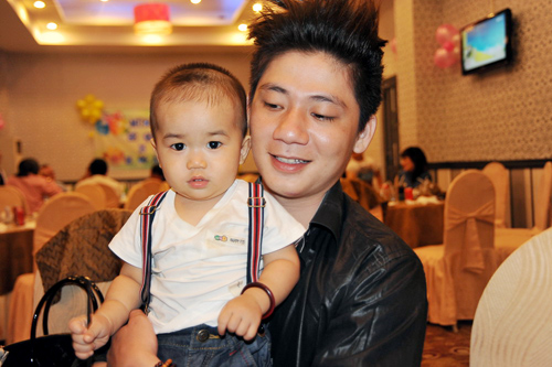 Lâm Chi Khanh và bạn trai tổ chức sinh nhật cho con nuôi 10