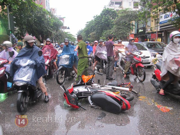 Hà Nội: Ô tô gây tai nạn liên hoàn trên Phố Huế, 1 người chết, 5 người bị thương 1