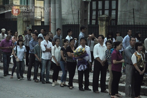 Hàng nghìn người xếp hàng viếng Đại tướng Võ Nguyên Giáp trong ngày đầu tiên  10