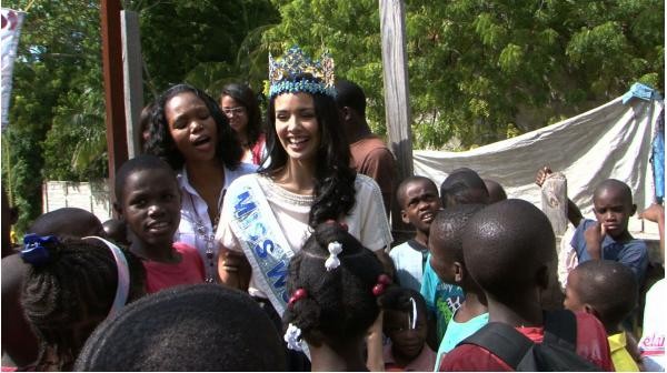 Chủ tịch Miss World bị thương nặng khi đi thăm trẻ em nghèo ở Haiti 1