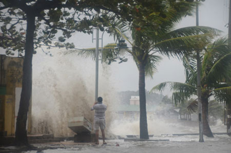 Đường phố Hạ Long tan hoang sau khi siêu bão Haiyan đổ bộ 11