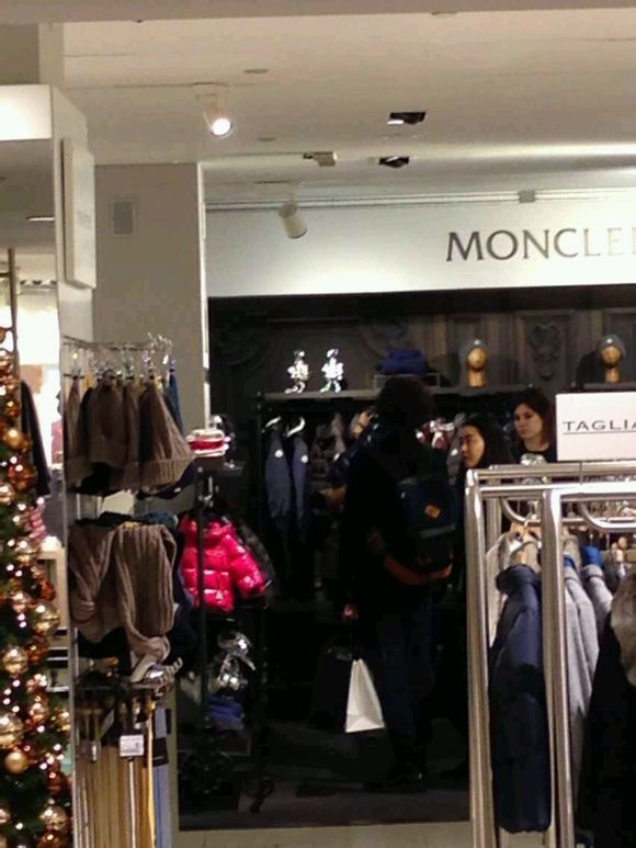 Rò rỉ hình ảnh Kim Bum và bạn gái mua sắm ở Milan 3