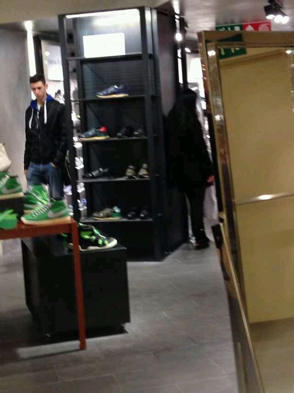 R&ograve; rỉ h&igrave;nh ảnh Kim Bum v&agrave; bạn g&aacute;i mua sắm ở Milan 2
