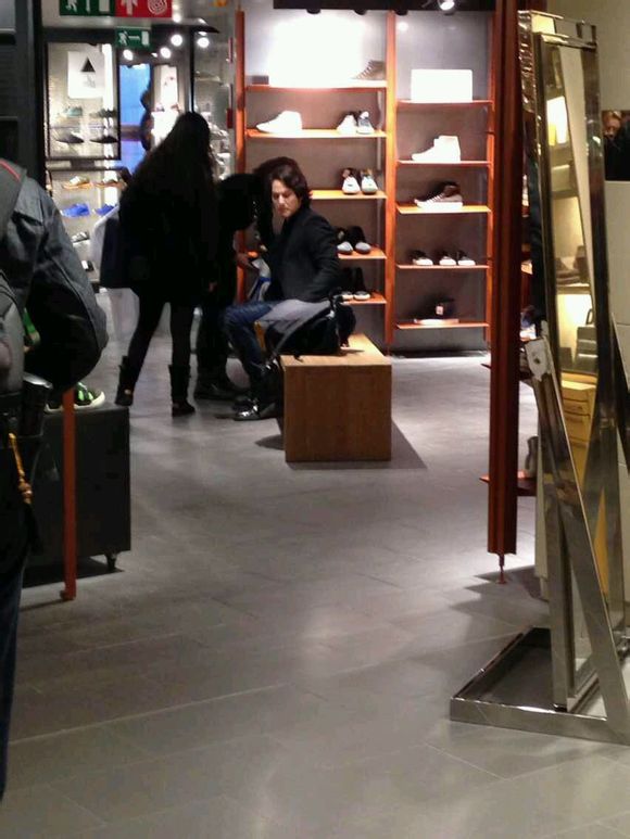 Rò rỉ hình ảnh Kim Bum và bạn gái mua sắm ở Milan 1