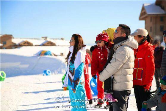Triệu Vy lại khoe ảnh trượt tuyết đáng yêu cùng con gái 1