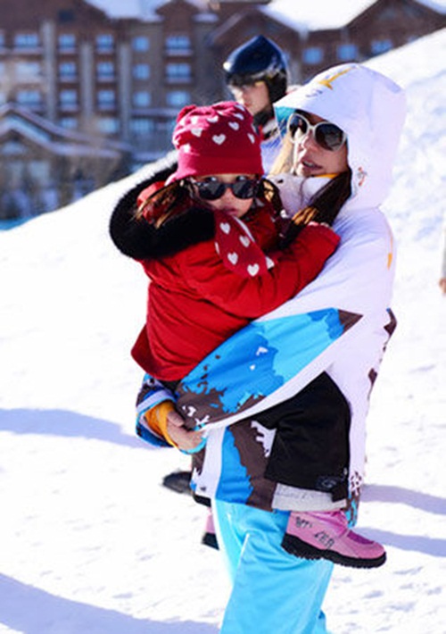 Triệu Vy lại khoe ảnh trượt tuyết đáng yêu cùng con gái 6