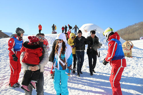 Triệu Vy lại khoe ảnh trượt tuyết đáng yêu cùng con gái 4