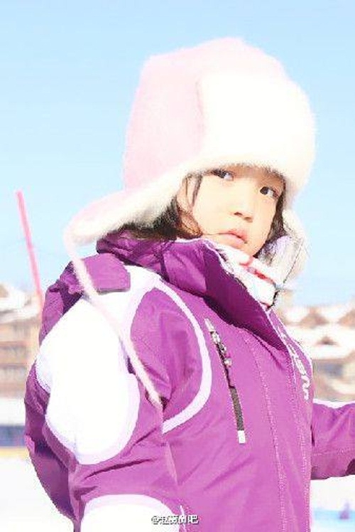Triệu Vy lại khoe ảnh trượt tuyết đáng yêu cùng con gái 5