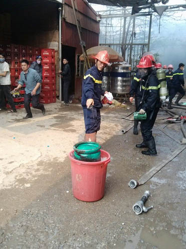 Hà Nội: Cháy kho hàng Tết trên đường Hồng Hà phát hiện nhiều pháo hoa lậu 25
