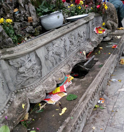 Thêm những hình ảnh ngứa mắt, bực mình ở lễ hội, đền chùa năm 2014 16
