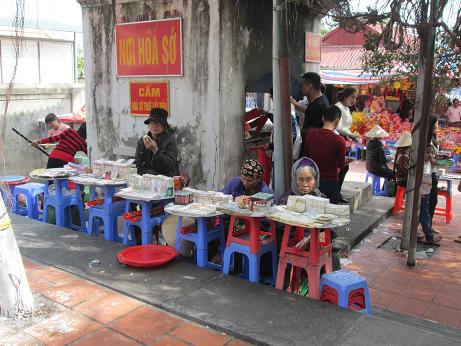 Thêm những hình ảnh ngứa mắt, bực mình ở lễ hội, đền chùa năm 2014 8