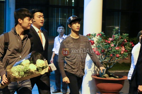 Kim Soo Hyun cúi chào fan Việt ngay tại sân bay Tân Sơn Nhất 3