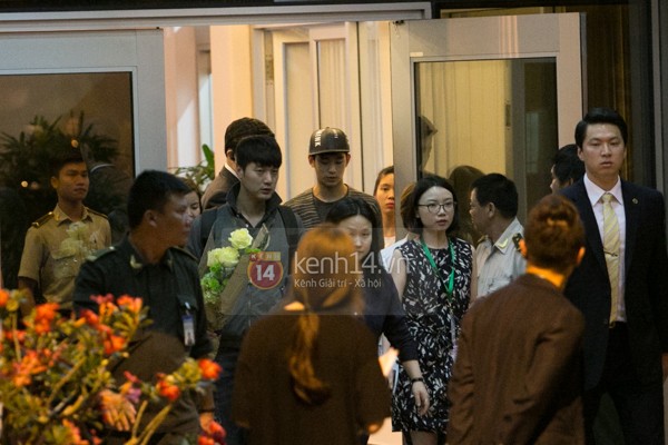 Kim Soo Hyun cúi chào fan Việt ngay tại sân bay Tân Sơn Nhất 1