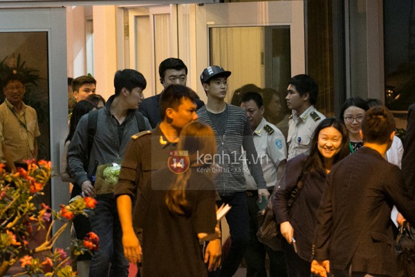 Kim Soo Hyun cúi chào fan Việt ngay tại sân bay Tân Sơn Nhất 2