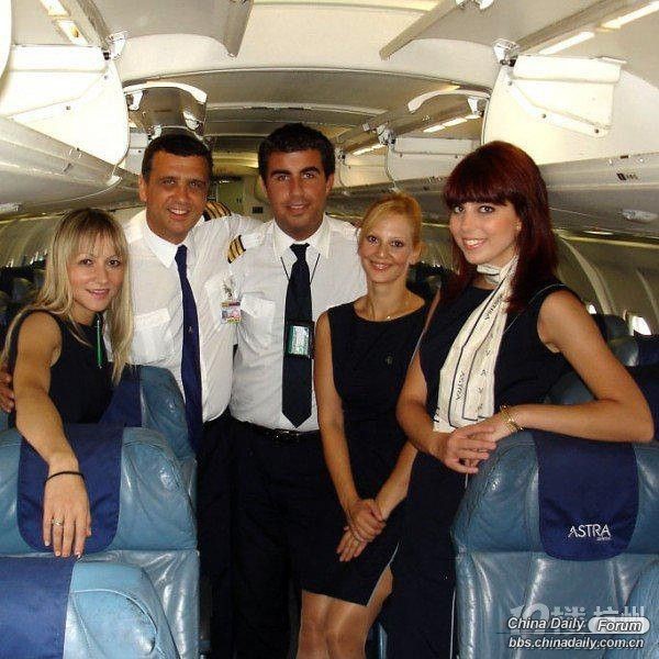 Ngắm vẻ xinh đẹp của các nữ tiếp viên hàng không trên toàn thế giới 31