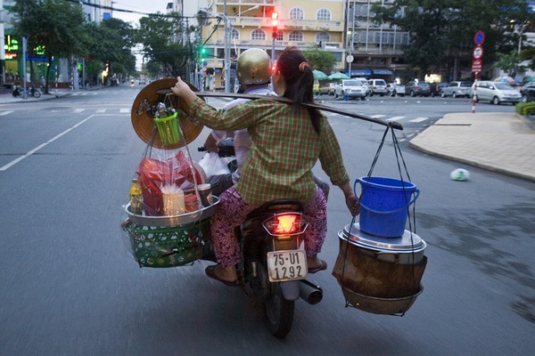 Những chiếc xe quá tải trên đường phố Việt Nam gây kinh ngạc trên báo nước ngoài 3