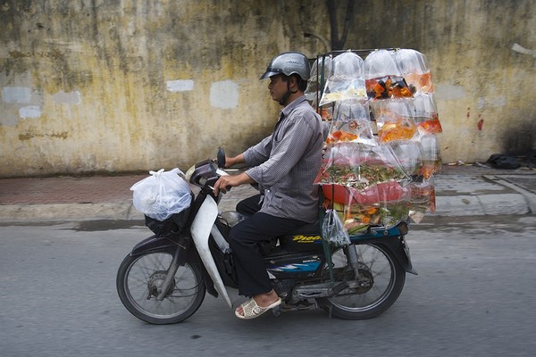 Những chiếc xe quá tải trên đường phố Việt Nam gây kinh ngạc trên báo nước ngoài 4