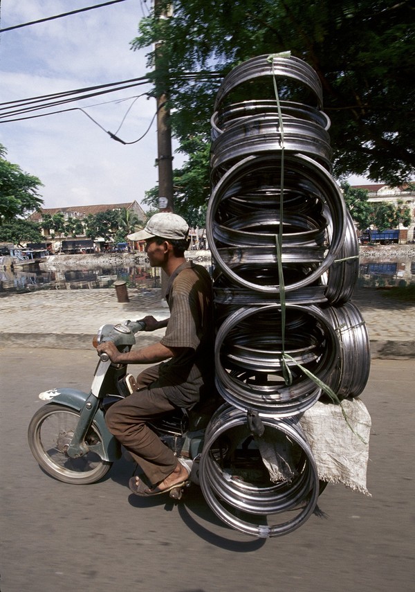 Những chiếc xe quá tải trên đường phố Việt Nam gây kinh ngạc trên báo nước ngoài 10
