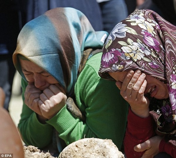 Đám tang tập thể đẫm nước mắt của 282 thợ mỏ thiệt mạng 18