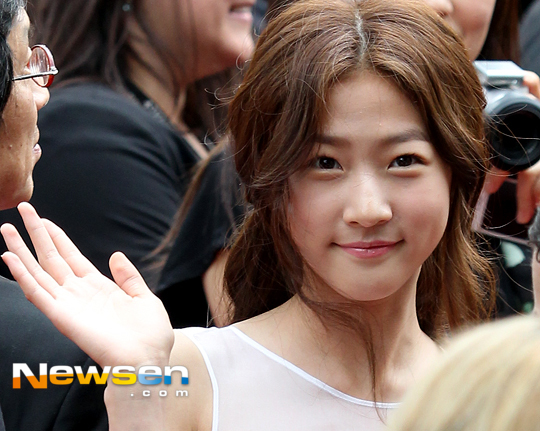 Diễn viên 14 tuổi Hàn Quốc duyên dáng tại Cannes 2